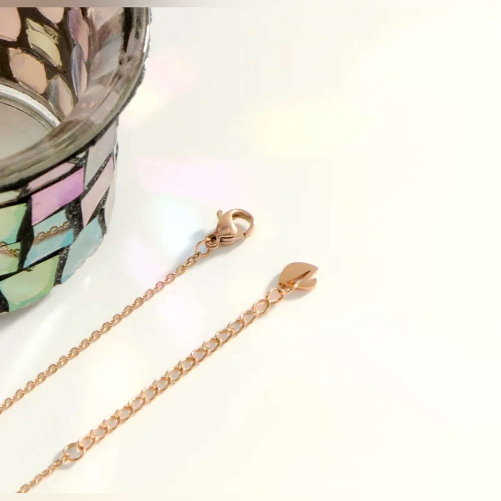 585 Rose Gold Mini Red Pave Crystal Lips Pendant Necklace Minimalist No Fade - Picture 6 of 7